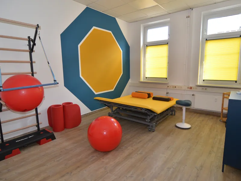 Trainingsraum mit Sprossenwand und Therapieliege der Physiotherapie Zemke-Lahl in Güstrow